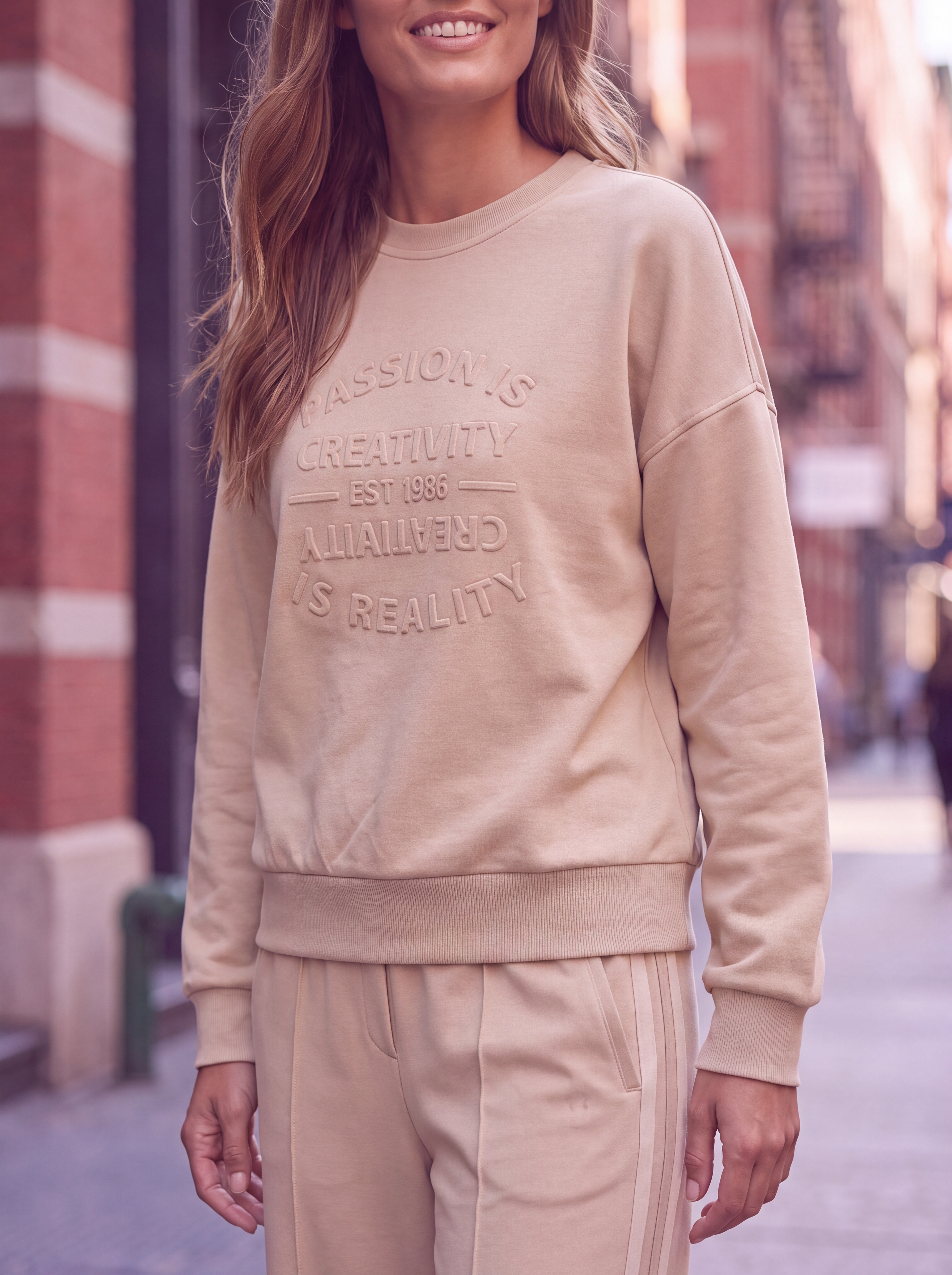 Dámska mikina s nápisom 3D BROADWAY NYC FASHION SCUBA - WARM SAND Piesková béžová s.WEAR 5